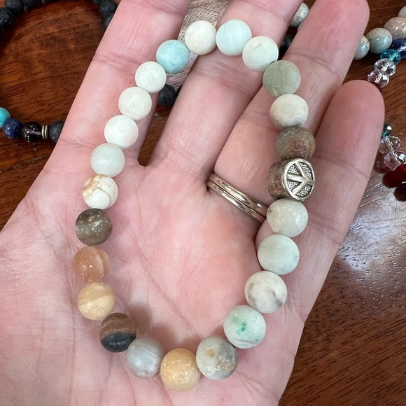 8 piece lot of lava bead bracelets and others - Picture 10 of 11